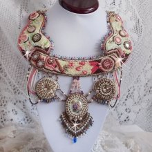 Collana Arc-En-Ciel Haute-Couture ricamata con un cabochon di porcellana Limoge, cristalli Swarovski e perle. 